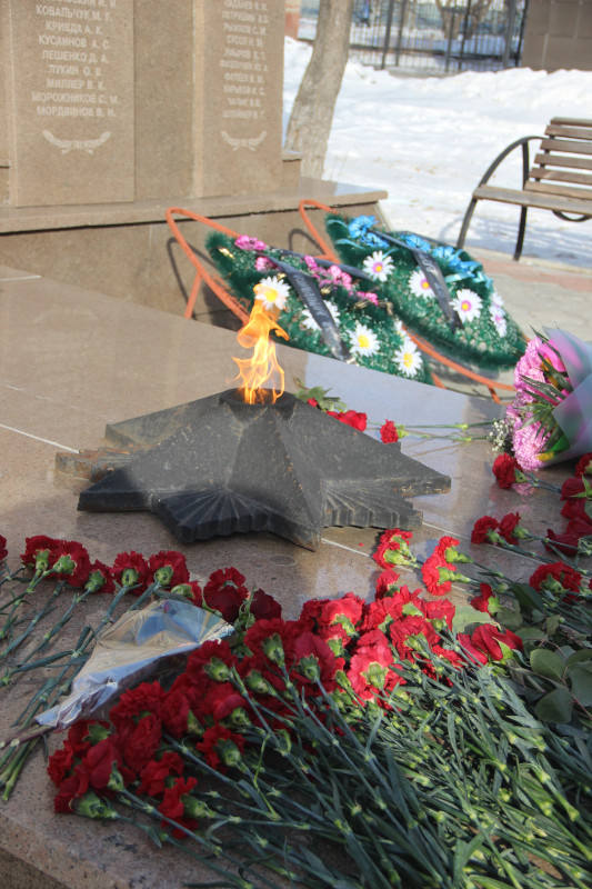 Учащиеся возложили цветы к памятнику воинам-афганцам