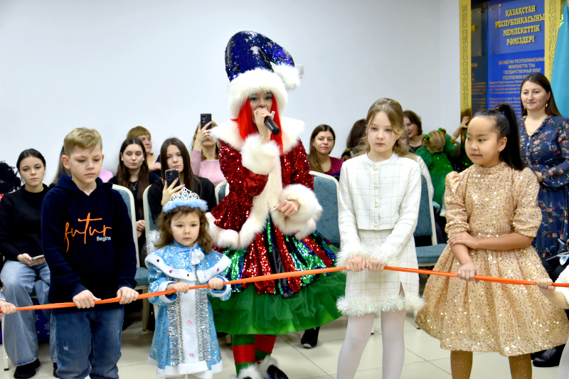В актовом зале ГТК прошли Новогодние праздники у елки для детей сотрудников