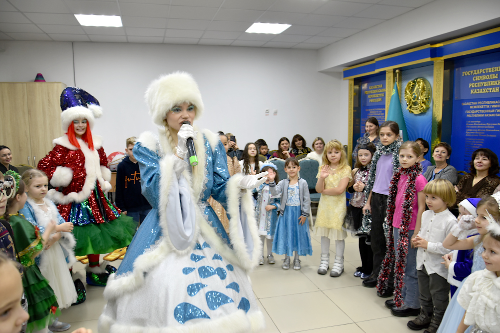 В актовом зале ГТК прошли Новогодние праздники у елки для детей сотрудников