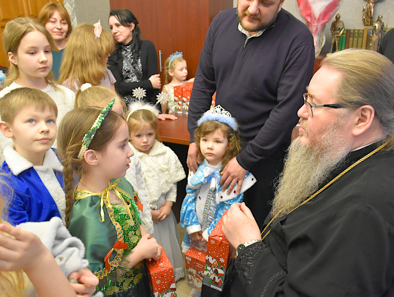 В актовом зале ГТК прошли Новогодние праздники у елки для детей сотрудников